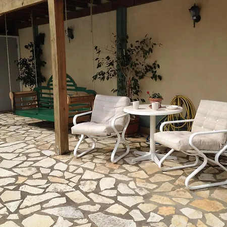 Ermolaos Hillside アパート